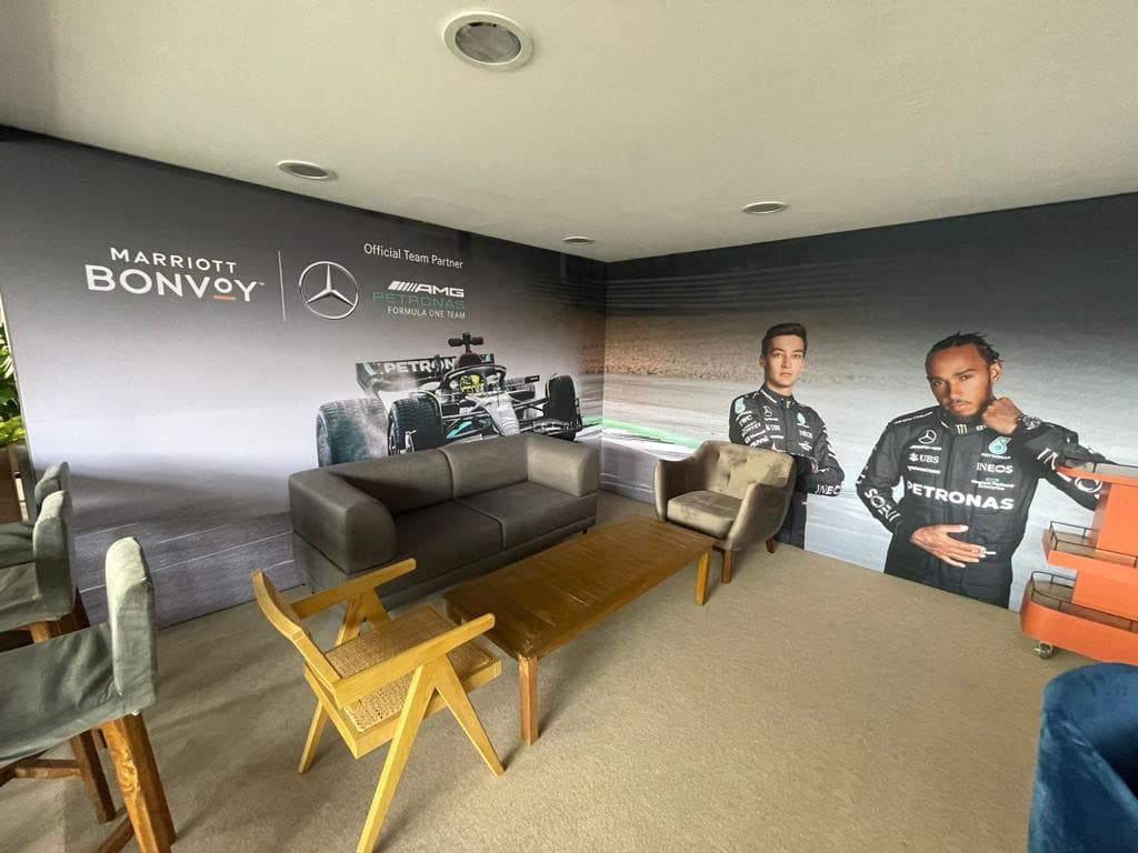 Palco de la F1 forrado con Impresión de gran formato sobre tela de 3.20m de la marca Marriot