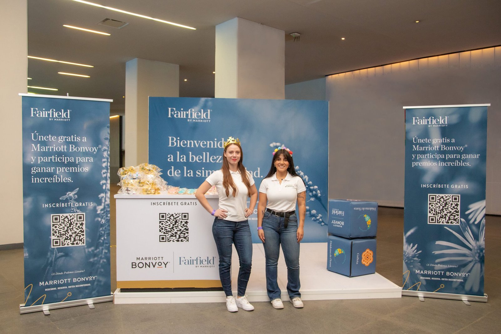 Stand publicitario diseñado a la medida para la marca Fairfield by Marriot con roll ups, edecanes, artículos promocionales e impresión en gran formato