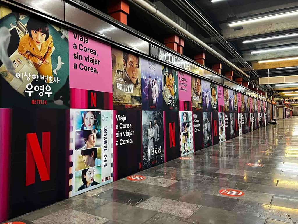 impresión en tela de gran formato para forrar una valla publicitaria en el metro de la cdmx para la marca Netflix