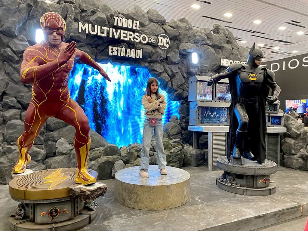 stand publicitario diseñado a la medida de HBO para expo de multiverso con dos super héroes tamaño gigante para interactuar con el público