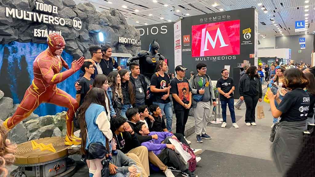 Stand publicitario diseñado a la medida para la marca HBO MAX con dos super heroes tamaño humano y asistentes a la expo